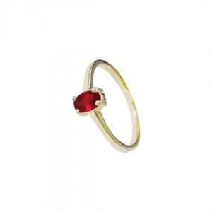 Bague solitaire sertie d'une pierre rouge rubis.