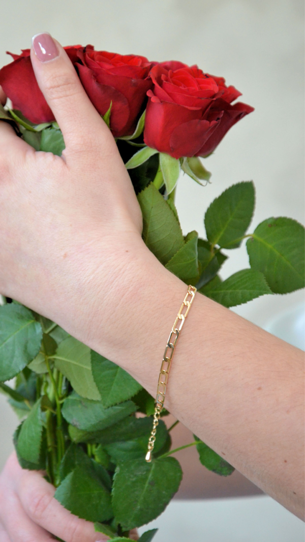 Bracelet plaqué or d'une chaîne aux mailles plates de 17 cm sur modèle