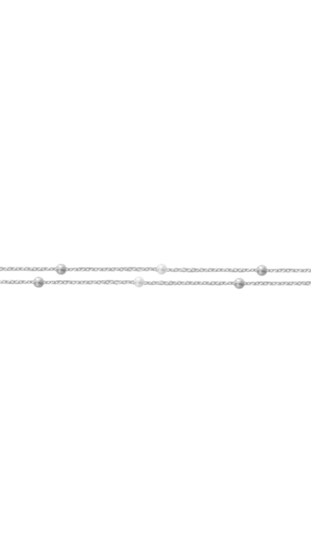 Bracelet double chaîne en argent rhodié 925 millièmes avec des perles blanches.