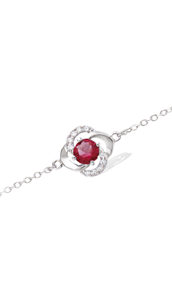 Bracelet en argent rhodié 925 millièmes d'une fleur montée d'une pierre rouge rubis et de strass.