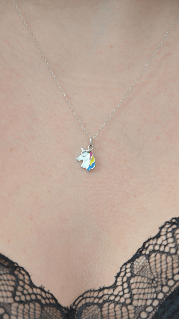 Collier en argent rhodié 925 millièmes d'une licorne à la crinière multicolore sur modèle