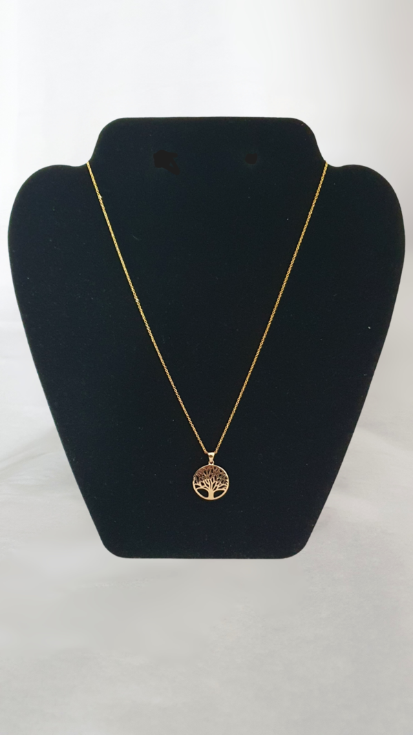 Collier plaqué or d'un arbre de vie sur présentoir
