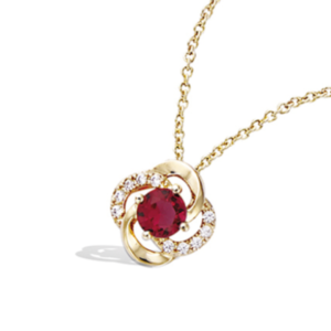 Collier plaqué or d'une fleur montée d'une pierre rouge rubis et de strass.