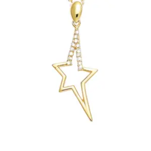 Collier plaqué or d'une étoile couverte de strass.