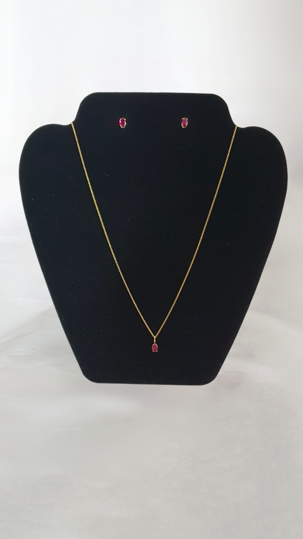 Collier et boucles d'oreilles plaqués or et pierres rouges rubis