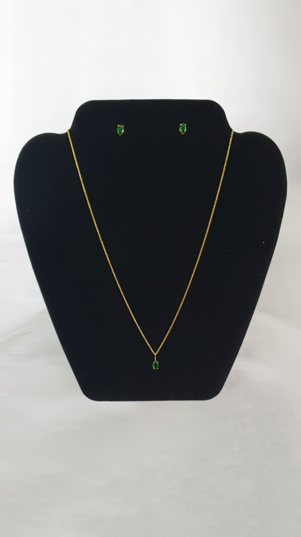 Collier et boucles d'oreilles plaqués or avec une pierre ovale verte émeraude
