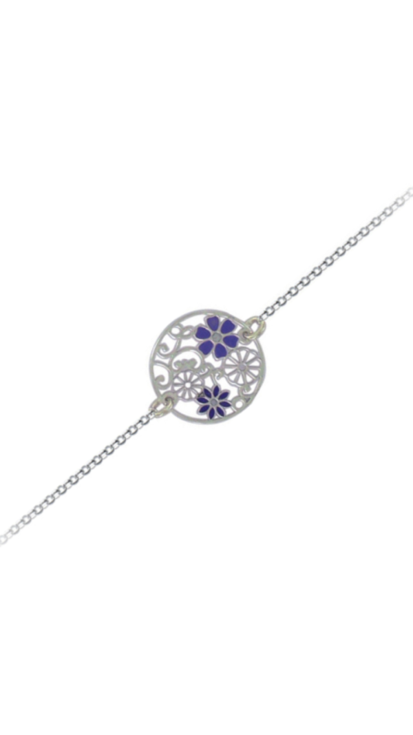 Bracelet argent rhodié 925 millièmes représentant des fleurs bleues.