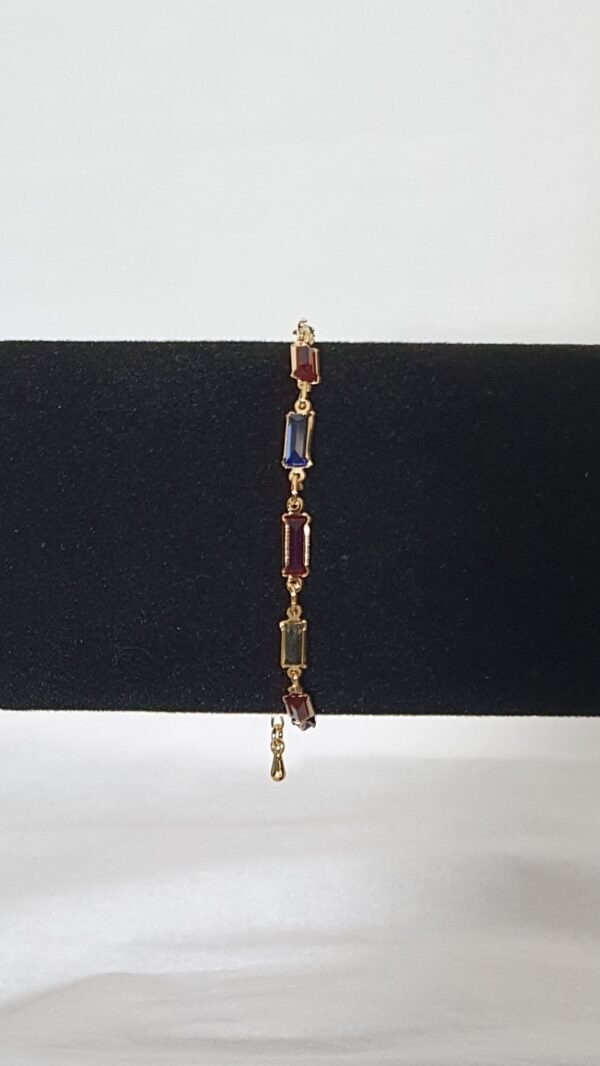 Bracelet plaqué or avec des cristaux multicolores rectangulaires Swarovski sur présentoir