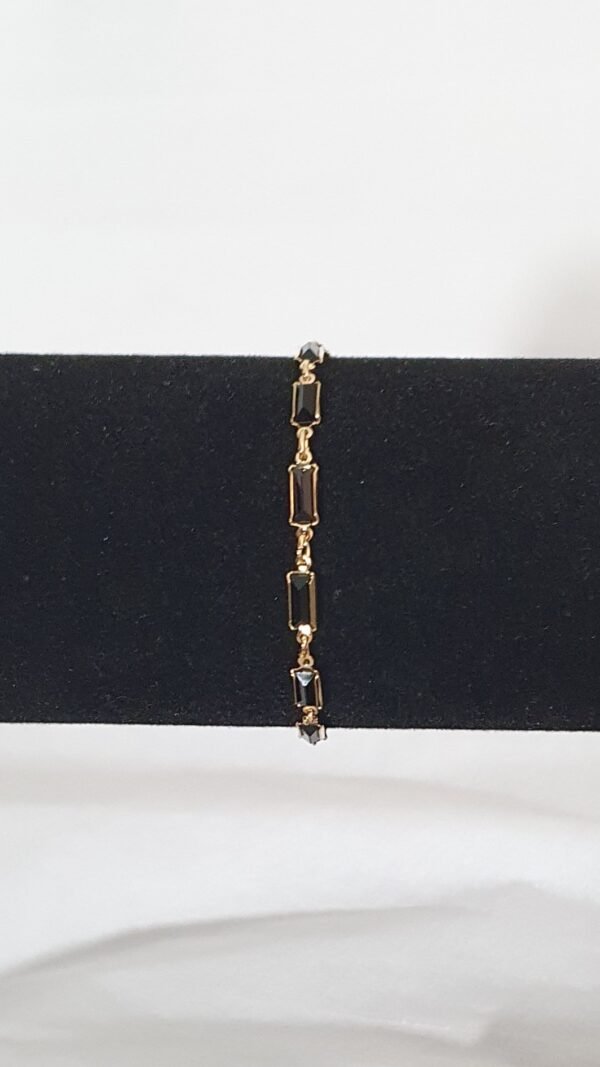 Bracelet plaqué or avec des cristaux noirs rectangulaires Swarovski sur présentoir