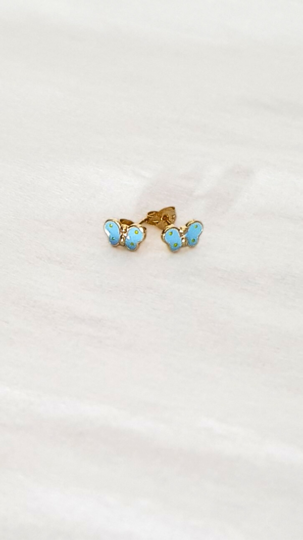 Boucles d'oreilles pour enfants en or jaune 9 carats en forme de papillons bleus en présentation