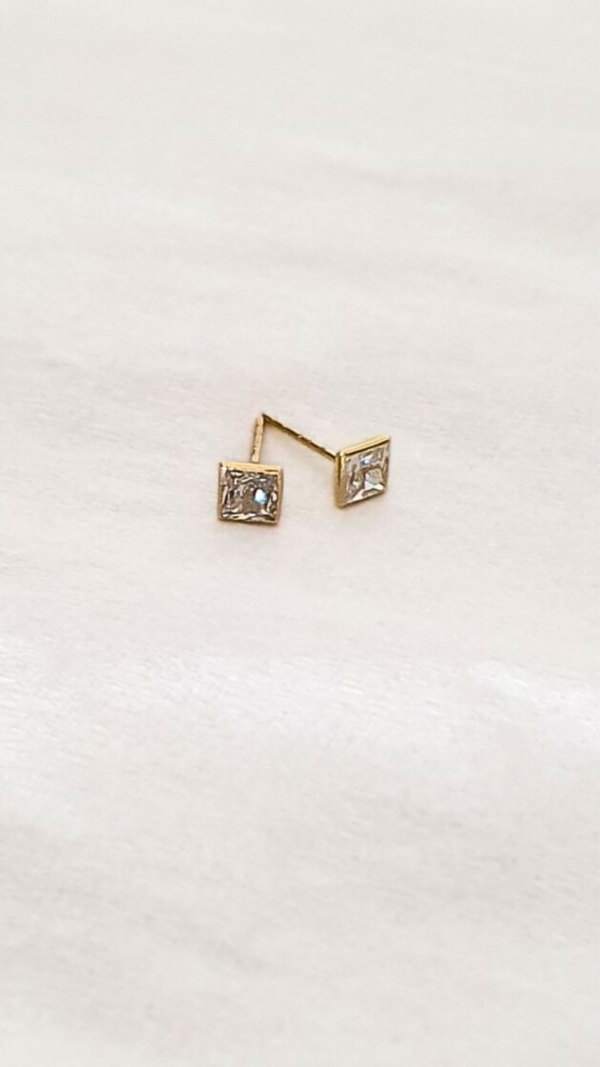 Boucles d'oreilles carrées en or jaune 9 carats 375 millièmes serties d'une pierre en oxyde de zirconium en présentation
