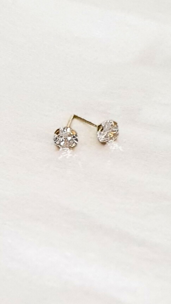 Boucles d'oreilles en or jaune 4 griffes et pierre oxyde de zirconium en présentation