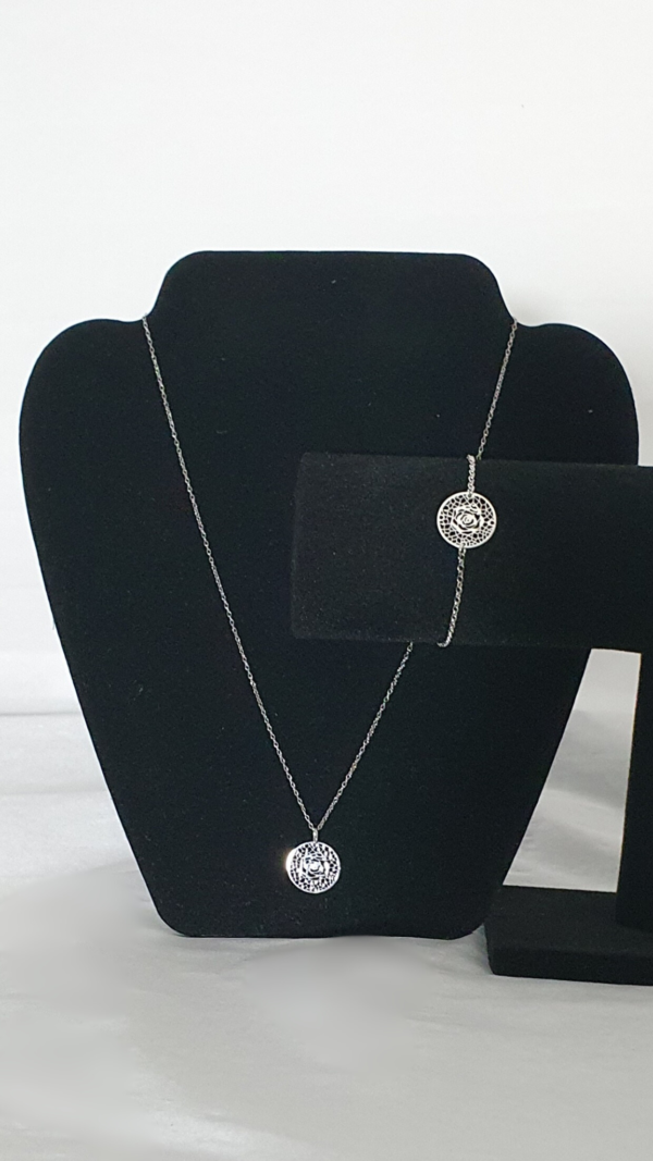 Parure d'une rose taillée dans de l'argent rhodié 925 millièmes