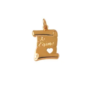 Pendentif d'un parchemin en or avec écrit dessus "Je t'aime" avec un cœur.