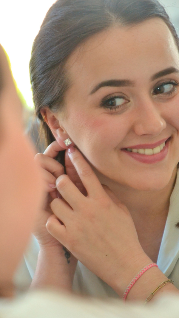 Boucles d'oreilles en argent rhodié 925 millièmes et  pierres carrées en oxyde de zirconium sur modèle