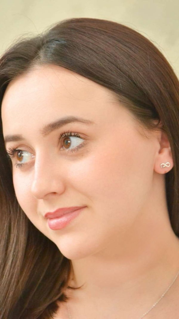 Boucles d'oreilles infini en argent 925 millièmes et strass sur modèle