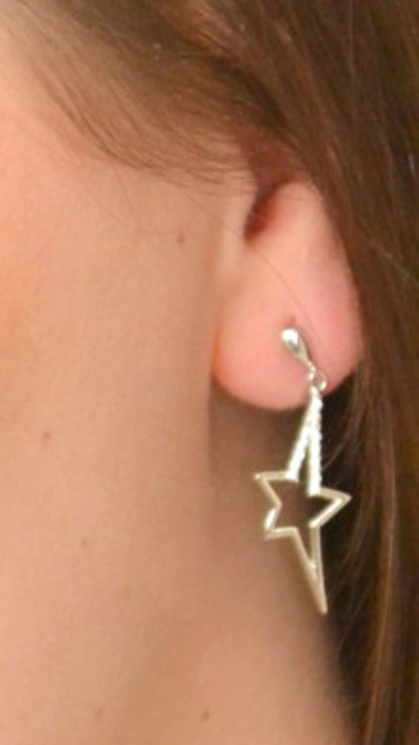 Boucles d'oreilles en argent rhodié 925 millièmes d’étoiles couvertes de strass sur modèle