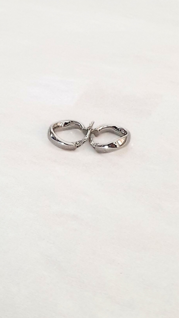 Créoles en argent rhodié 925 millièmes de 10mm de diamètre en présentation