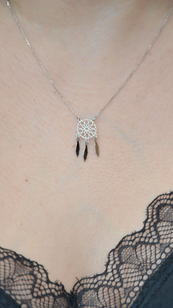 Collier en forme d'attrape rêve en argent rhodié 925 millièmes sur modèle
