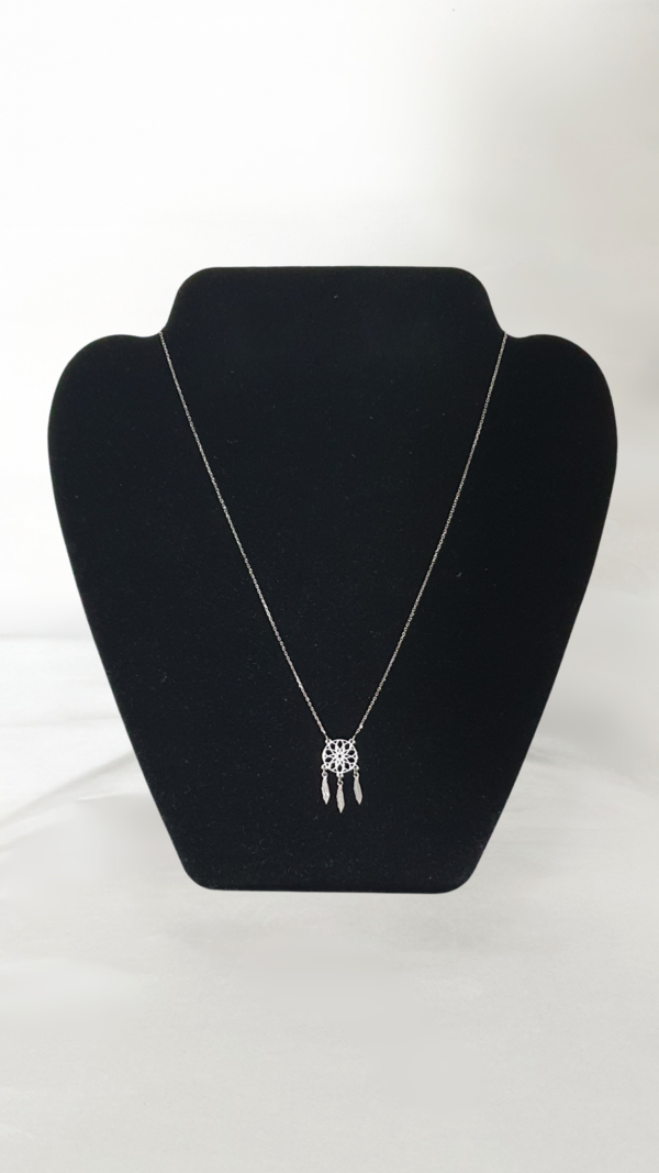 Collier en forme d'attrape rêve en argent rhodié 925 millièmes en présentation