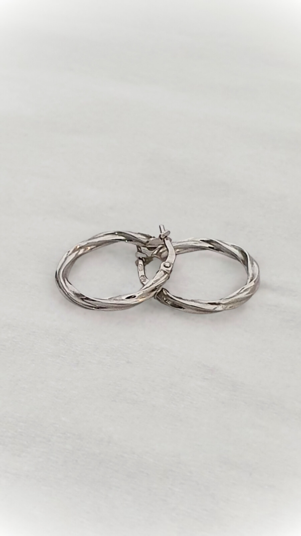 Créoles torsadées en argent rhodié 925 millièmes de 15mm de diamètre en présentation
