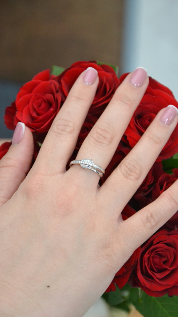 Bague de la marque Zinzi croisée en argent rhodié 925 millièmes et pierres blanches sur modèle